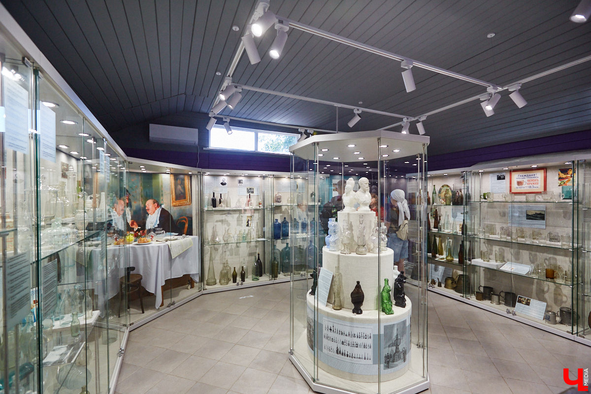 Вы когда-нибудь задумывались, сколько загадок может таить обычная стеклянная бутылка или конфетница? В Суздале есть место, где эти тайны оживают, — музей «Время и стекло». Посетителей ждут сотни удивительных историй, благодаря чему экскурсия превращается в увлекательное путешествие по векам.