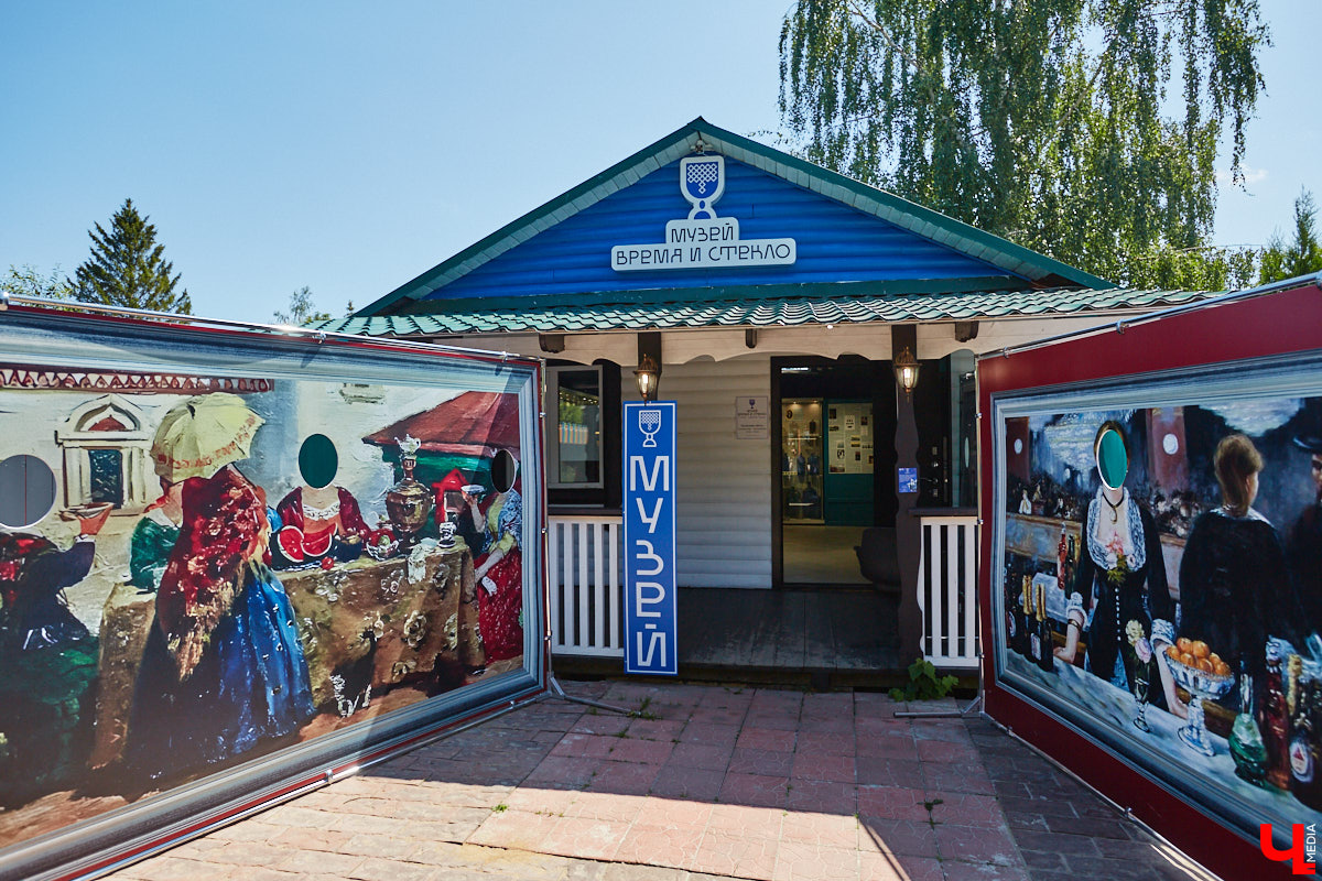 Вы когда-нибудь задумывались, сколько загадок может таить обычная стеклянная бутылка или конфетница? В Суздале есть место, где эти тайны оживают, — музей «Время и стекло». Посетителей ждут сотни удивительных историй, благодаря чему экскурсия превращается в увлекательное путешествие по векам.