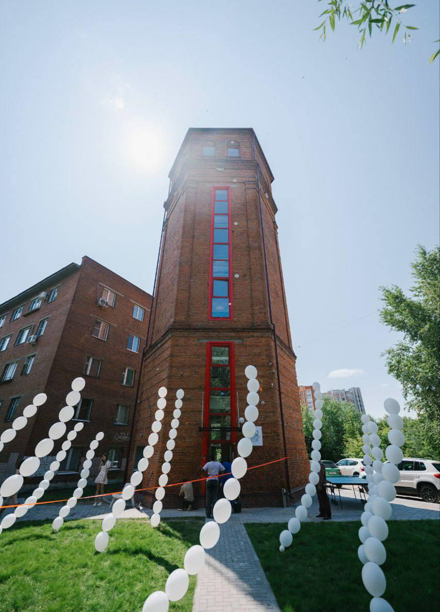 В социальных сетях уже обсуждают новое общественно-культурное пространство Владимира. Неудивительно! Место — водонапорная башня 1952 года — гарантирует внимание публики. Впрочем, как и имя Ирины Залевской, которая вместе с командой создала этот проект. Накануне открытия на вечеринку на Студенческой собралось, кажется, все модное сообщество города. Для гостей провели экскурсию по башне.