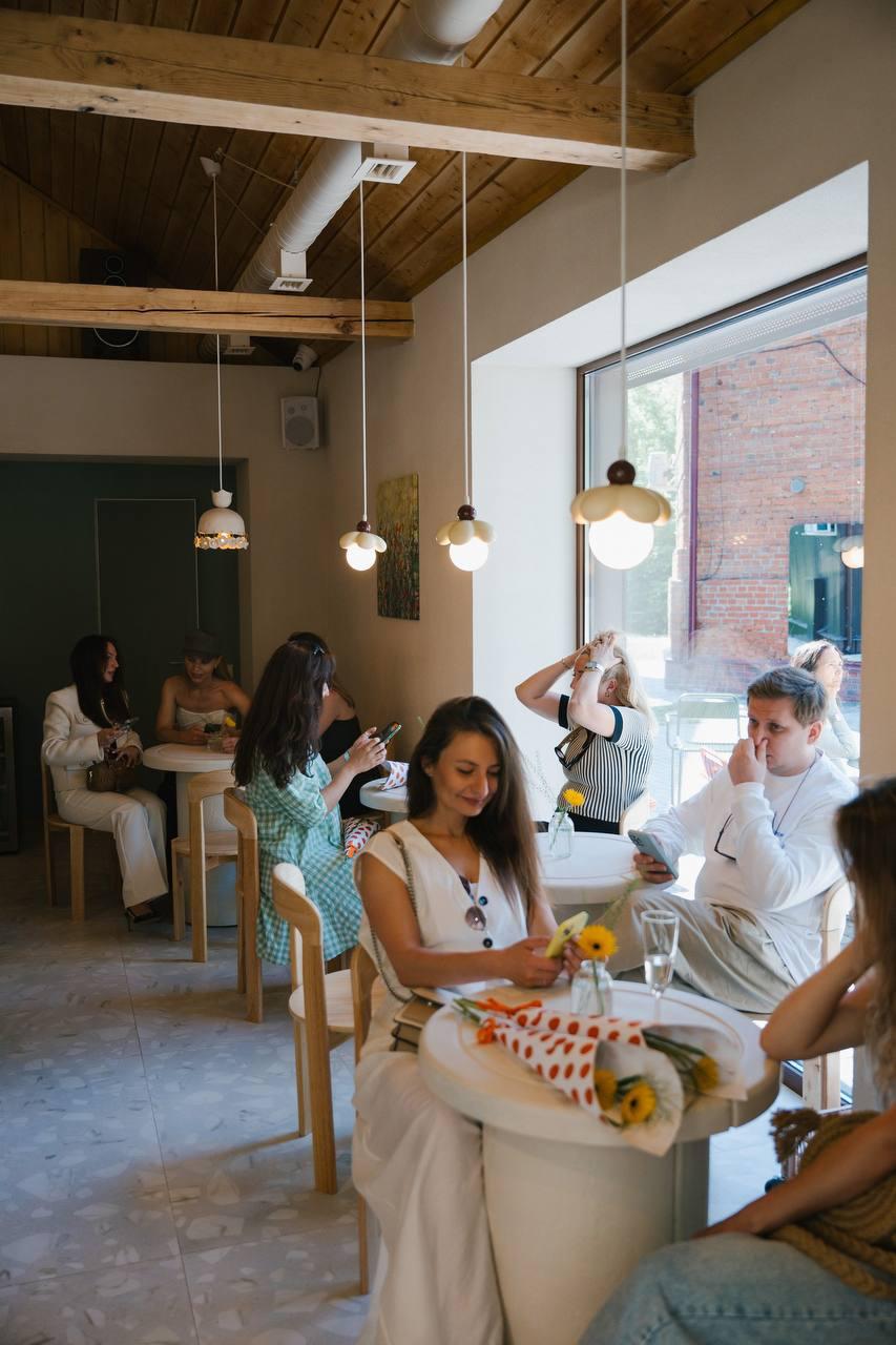 В социальных сетях уже обсуждают новое общественно-культурное пространство Владимира. Неудивительно! Место — водонапорная башня 1952 года — гарантирует внимание публики. Впрочем, как и имя Ирины Залевской, которая вместе с командой создала этот проект. Накануне открытия на вечеринку на Студенческой собралось, кажется, все модное сообщество города. Для гостей провели экскурсию по башне.