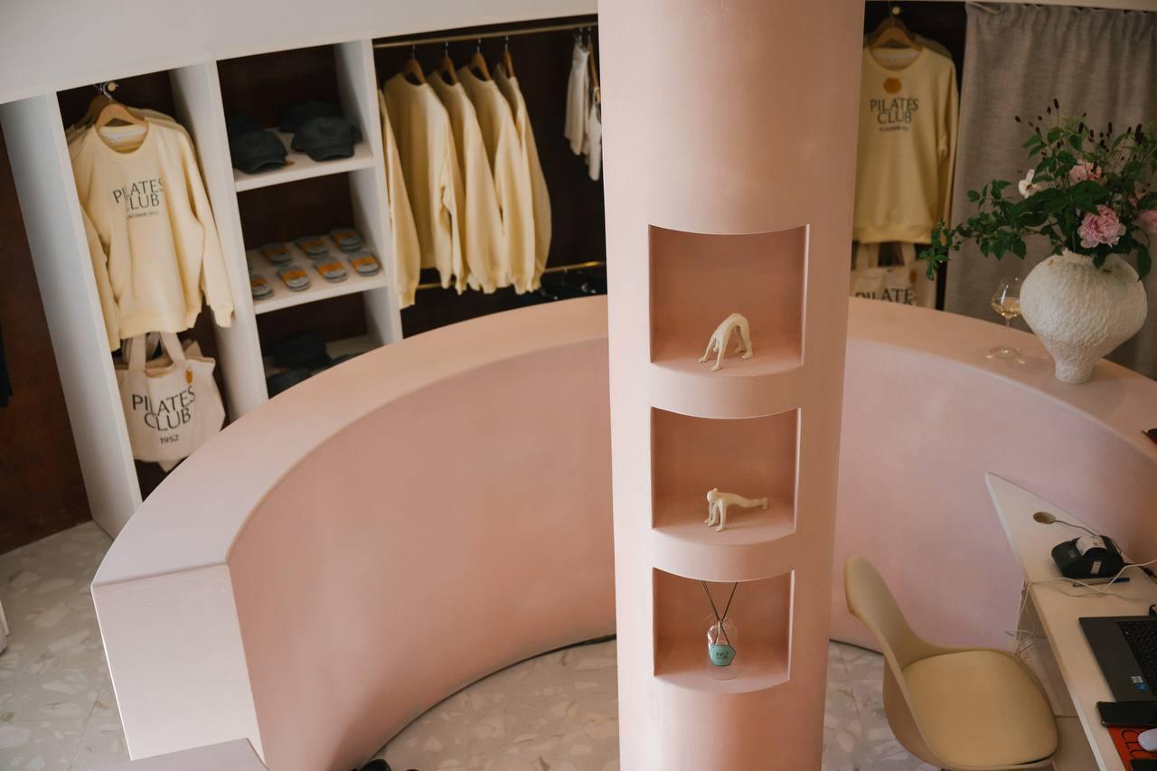 В социальных сетях уже обсуждают новое общественно-культурное пространство Владимира. Неудивительно! Место — водонапорная башня 1952 года — гарантирует внимание публики. Впрочем, как и имя Ирины Залевской, которая вместе с командой создала этот проект. Накануне открытия на вечеринку на Студенческой собралось, кажется, все модное сообщество города. Для гостей провели экскурсию по башне.