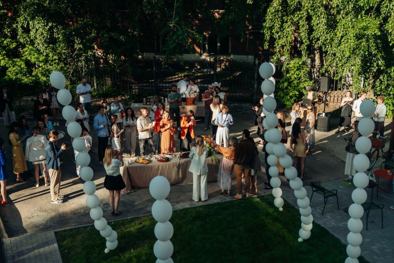 В социальных сетях уже обсуждают новое общественно-культурное пространство Владимира. Неудивительно! Место — водонапорная башня 1952 года — гарантирует внимание публики. Впрочем, как и имя Ирины Залевской, которая вместе с командой создала этот проект. Накануне открытия на вечеринку на Студенческой собралось, кажется, все модное сообщество города. Для гостей провели экскурсию по башне.