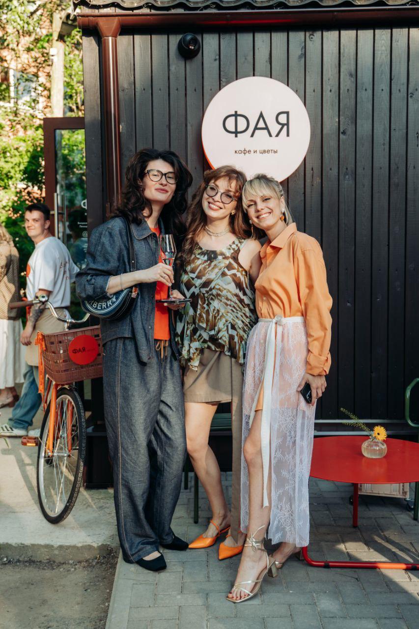 В социальных сетях уже обсуждают новое общественно-культурное пространство Владимира. Неудивительно! Место — водонапорная башня 1952 года — гарантирует внимание публики. Впрочем, как и имя Ирины Залевской, которая вместе с командой создала этот проект. Накануне открытия на вечеринку на Студенческой собралось, кажется, все модное сообщество города. Для гостей провели экскурсию по башне.