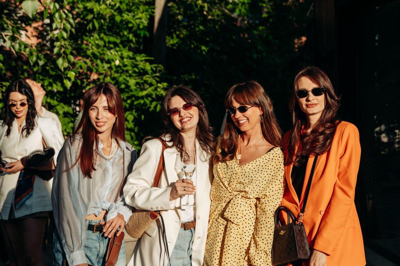 В социальных сетях уже обсуждают новое общественно-культурное пространство Владимира. Неудивительно! Место — водонапорная башня 1952 года — гарантирует внимание публики. Впрочем, как и имя Ирины Залевской, которая вместе с командой создала этот проект. Накануне открытия на вечеринку на Студенческой собралось, кажется, все модное сообщество города. Для гостей провели экскурсию по башне.