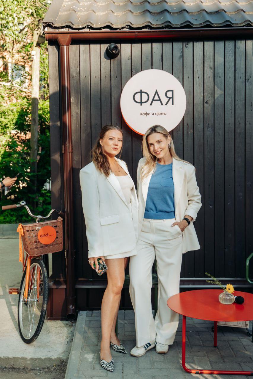 В социальных сетях уже обсуждают новое общественно-культурное пространство Владимира. Неудивительно! Место — водонапорная башня 1952 года — гарантирует внимание публики. Впрочем, как и имя Ирины Залевской, которая вместе с командой создала этот проект. Накануне открытия на вечеринку на Студенческой собралось, кажется, все модное сообщество города. Для гостей провели экскурсию по башне.