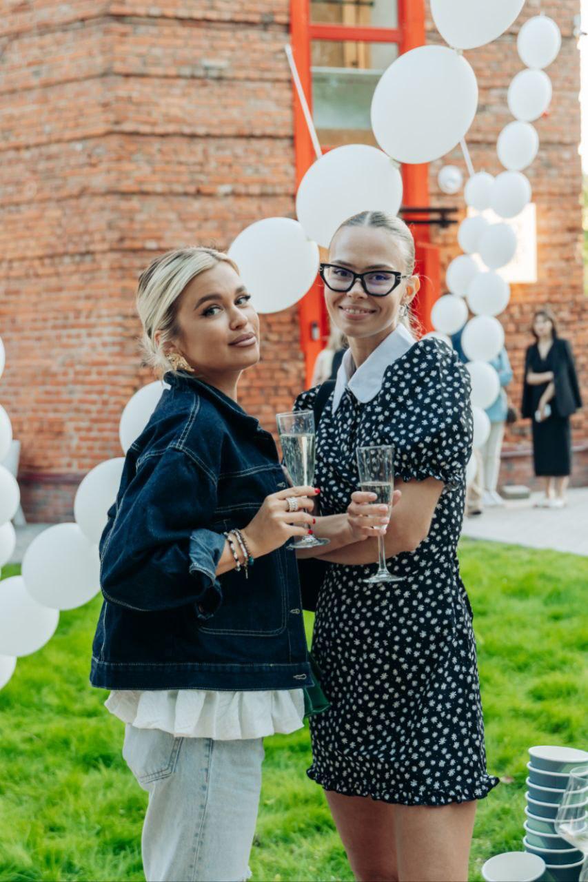 В социальных сетях уже обсуждают новое общественно-культурное пространство Владимира. Неудивительно! Место — водонапорная башня 1952 года — гарантирует внимание публики. Впрочем, как и имя Ирины Залевской, которая вместе с командой создала этот проект. Накануне открытия на вечеринку на Студенческой собралось, кажется, все модное сообщество города. Для гостей провели экскурсию по башне.