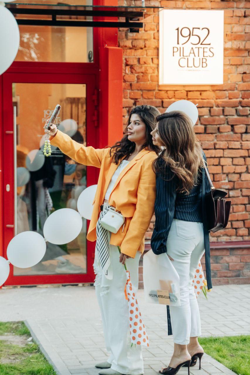 В социальных сетях уже обсуждают новое общественно-культурное пространство Владимира. Неудивительно! Место — водонапорная башня 1952 года — гарантирует внимание публики. Впрочем, как и имя Ирины Залевской, которая вместе с командой создала этот проект. Накануне открытия на вечеринку на Студенческой собралось, кажется, все модное сообщество города. Для гостей провели экскурсию по башне.