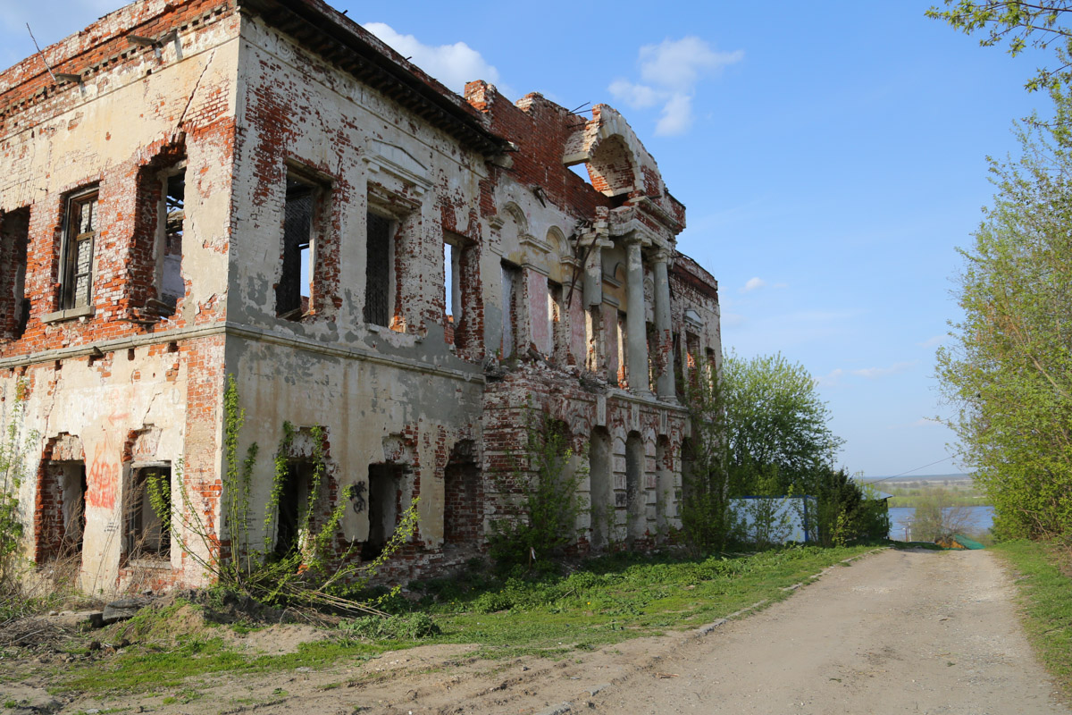 Некогда роскошный купеческий особняк на одной из центральных улиц Мурома теперь напоминает руины. Без реставрации дом Каратыгина начала XIX века канет в небытие довольно скоро. Какой была усадьба, можно представить по описанию, а вот какой стала, нам показала фотограф Ирина Казанцева.