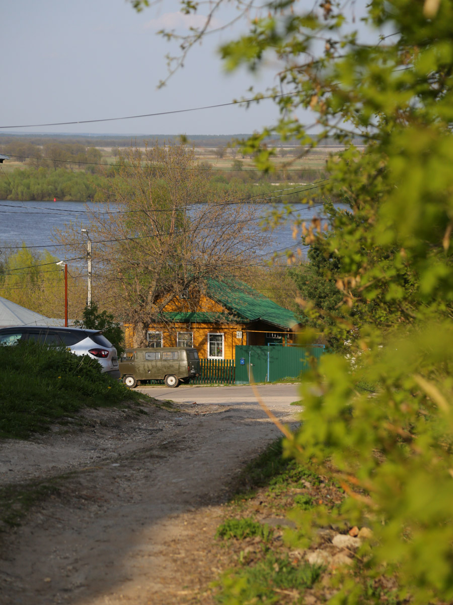 Некогда роскошный купеческий особняк на одной из центральных улиц Мурома теперь напоминает руины. Без реставрации дом Каратыгина начала XIX века канет в небытие довольно скоро. Какой была усадьба, можно представить по описанию, а вот какой стала, нам показала фотограф Ирина Казанцева.