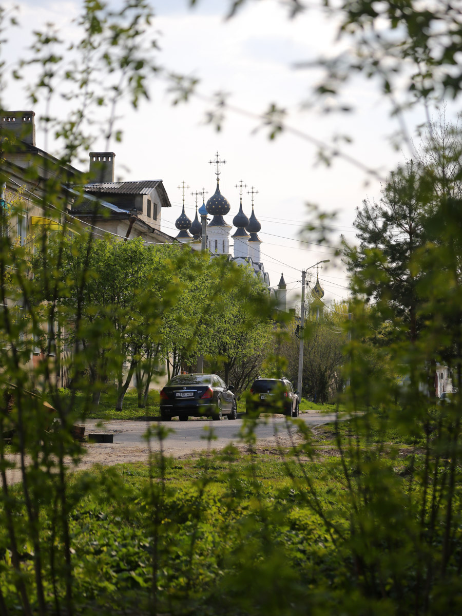 Некогда роскошный купеческий особняк на одной из центральных улиц Мурома теперь напоминает руины. Без реставрации дом Каратыгина начала XIX века канет в небытие довольно скоро. Какой была усадьба, можно представить по описанию, а вот какой стала, нам показала фотограф Ирина Казанцева.