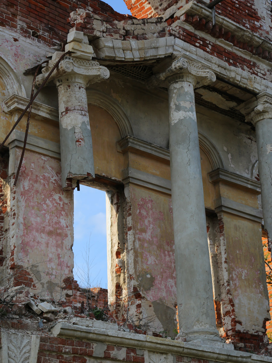 Некогда роскошный купеческий особняк на одной из центральных улиц Мурома теперь напоминает руины. Без реставрации дом Каратыгина начала XIX века канет в небытие довольно скоро. Какой была усадьба, можно представить по описанию, а вот какой стала, нам показала фотограф Ирина Казанцева.