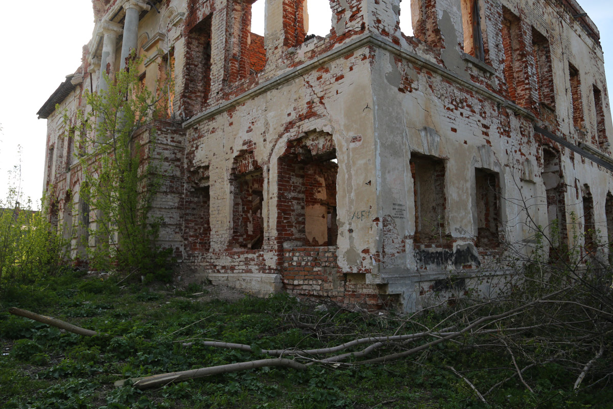 Некогда роскошный купеческий особняк на одной из центральных улиц Мурома теперь напоминает руины. Без реставрации дом Каратыгина начала XIX века канет в небытие довольно скоро. Какой была усадьба, можно представить по описанию, а вот какой стала, нам показала фотограф Ирина Казанцева.