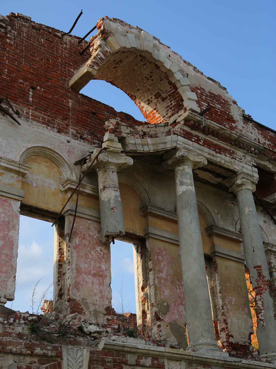 Некогда роскошный купеческий особняк на одной из центральных улиц Мурома теперь напоминает руины. Без реставрации дом Каратыгина начала XIX века канет в небытие довольно скоро. Какой была усадьба, можно представить по описанию, а вот какой стала, нам показала фотограф Ирина Казанцева.