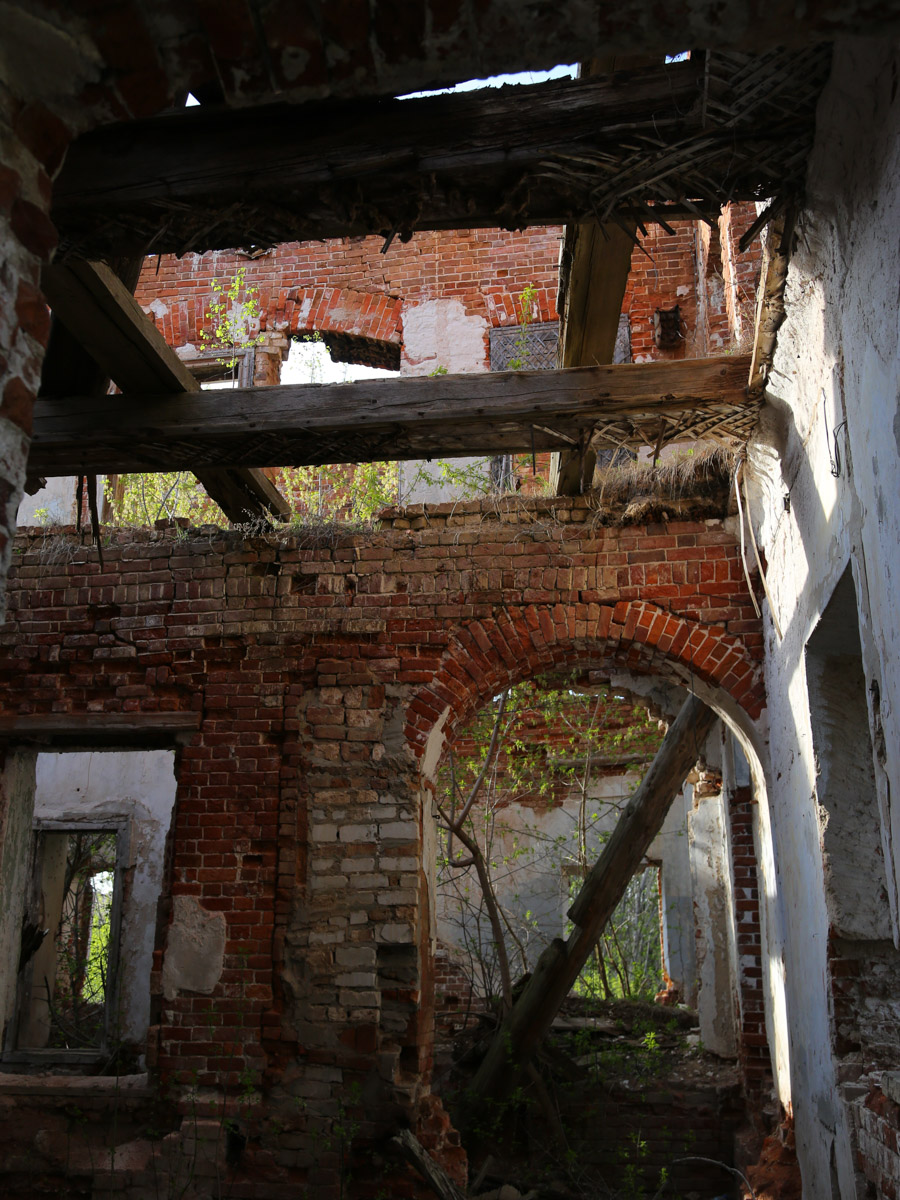 Некогда роскошный купеческий особняк на одной из центральных улиц Мурома теперь напоминает руины. Без реставрации дом Каратыгина начала XIX века канет в небытие довольно скоро. Какой была усадьба, можно представить по описанию, а вот какой стала, нам показала фотограф Ирина Казанцева.