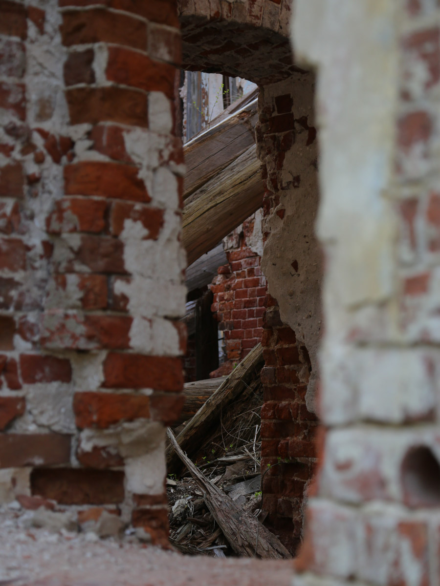 Некогда роскошный купеческий особняк на одной из центральных улиц Мурома теперь напоминает руины. Без реставрации дом Каратыгина начала XIX века канет в небытие довольно скоро. Какой была усадьба, можно представить по описанию, а вот какой стала, нам показала фотограф Ирина Казанцева.