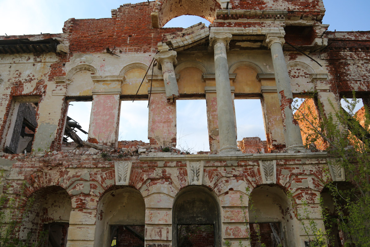 Некогда роскошный купеческий особняк на одной из центральных улиц Мурома теперь напоминает руины. Без реставрации дом Каратыгина начала XIX века канет в небытие довольно скоро. Какой была усадьба, можно представить по описанию, а вот какой стала, нам показала фотограф Ирина Казанцева.