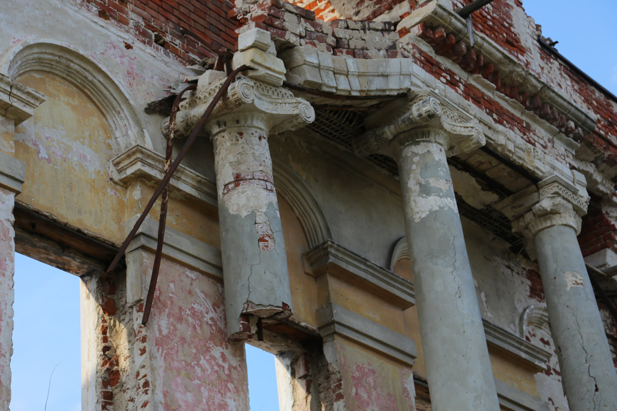 Некогда роскошный купеческий особняк на одной из центральных улиц Мурома теперь напоминает руины. Без реставрации дом Каратыгина начала XIX века канет в небытие довольно скоро. Какой была усадьба, можно представить по описанию, а вот какой стала, нам показала фотограф Ирина Казанцева.