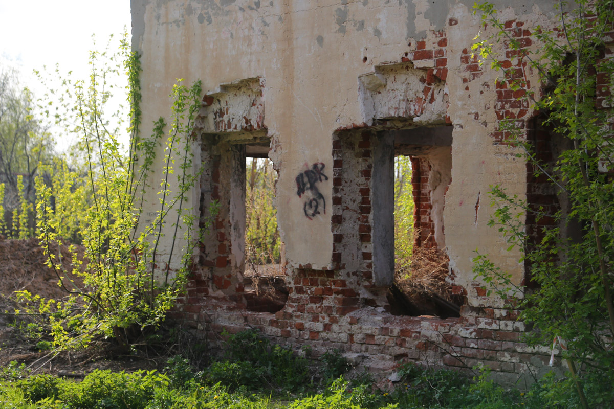 Некогда роскошный купеческий особняк на одной из центральных улиц Мурома теперь напоминает руины. Без реставрации дом Каратыгина начала XIX века канет в небытие довольно скоро. Какой была усадьба, можно представить по описанию, а вот какой стала, нам показала фотограф Ирина Казанцева.