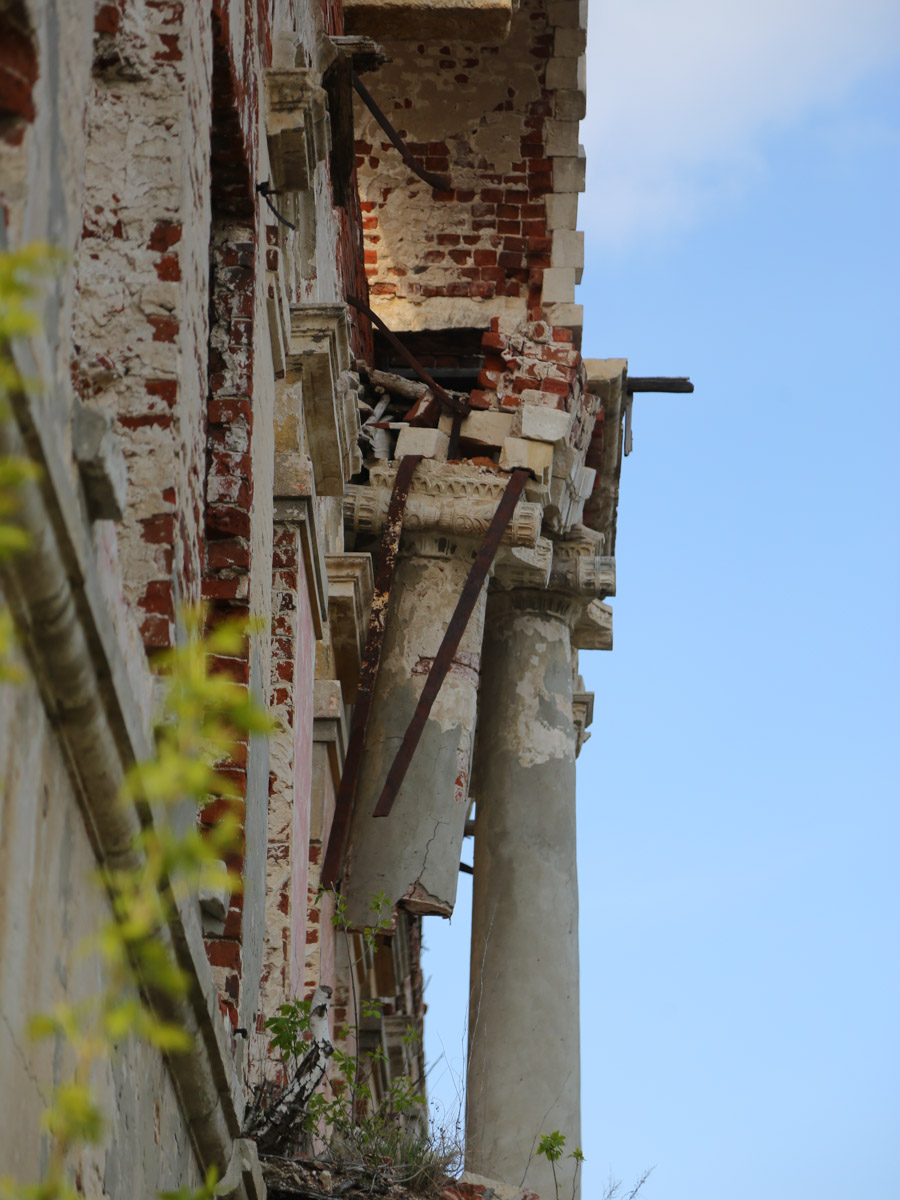 Некогда роскошный купеческий особняк на одной из центральных улиц Мурома теперь напоминает руины. Без реставрации дом Каратыгина начала XIX века канет в небытие довольно скоро. Какой была усадьба, можно представить по описанию, а вот какой стала, нам показала фотограф Ирина Казанцева.