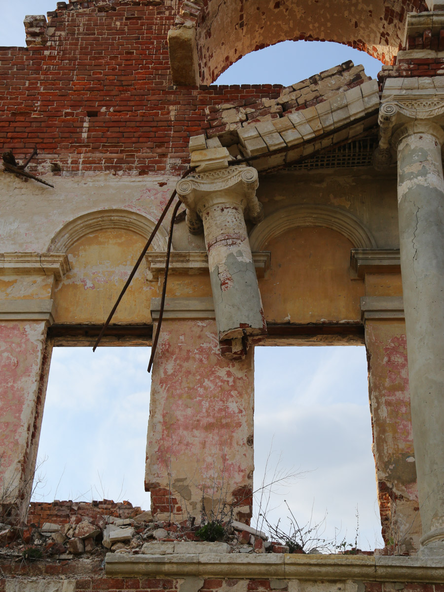 Некогда роскошный купеческий особняк на одной из центральных улиц Мурома теперь напоминает руины. Без реставрации дом Каратыгина начала XIX века канет в небытие довольно скоро. Какой была усадьба, можно представить по описанию, а вот какой стала, нам показала фотограф Ирина Казанцева.