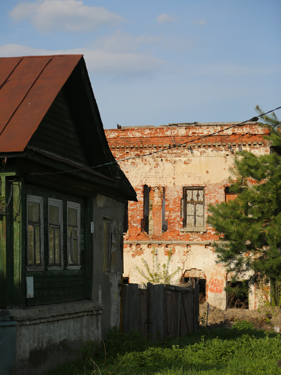 Некогда роскошный купеческий особняк на одной из центральных улиц Мурома теперь напоминает руины. Без реставрации дом Каратыгина начала XIX века канет в небытие довольно скоро. Какой была усадьба, можно представить по описанию, а вот какой стала, нам показала фотограф Ирина Казанцева.