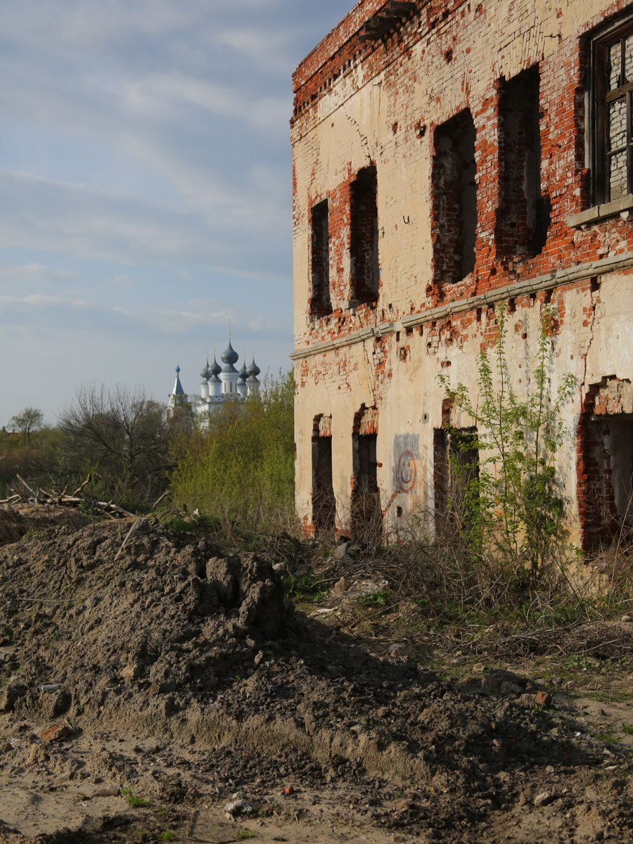 Некогда роскошный купеческий особняк на одной из центральных улиц Мурома теперь напоминает руины. Без реставрации дом Каратыгина начала XIX века канет в небытие довольно скоро. Какой была усадьба, можно представить по описанию, а вот какой стала, нам показала фотограф Ирина Казанцева.