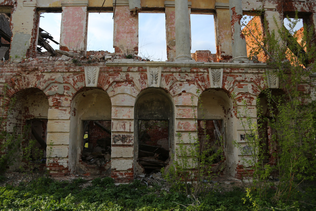 Некогда роскошный купеческий особняк на одной из центральных улиц Мурома теперь напоминает руины. Без реставрации дом Каратыгина начала XIX века канет в небытие довольно скоро. Какой была усадьба, можно представить по описанию, а вот какой стала, нам показала фотограф Ирина Казанцева.