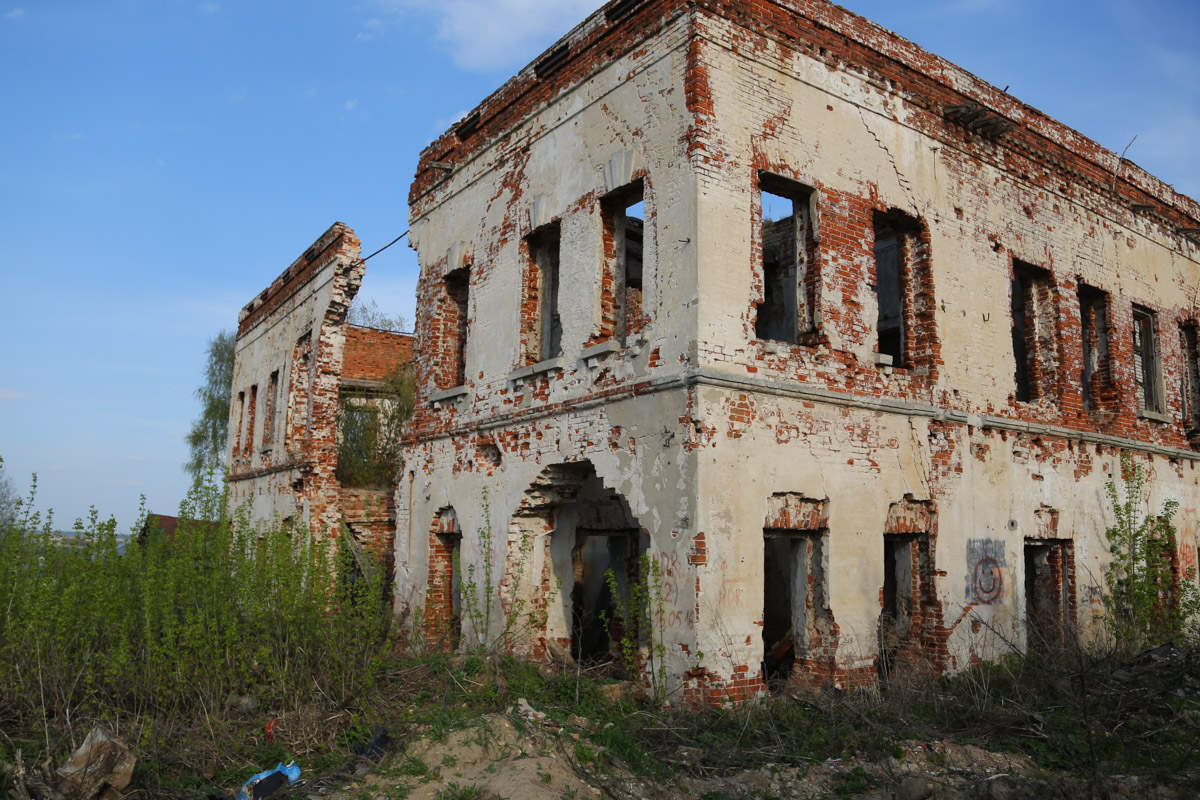 Некогда роскошный купеческий особняк на одной из центральных улиц Мурома теперь напоминает руины. Без реставрации дом Каратыгина начала XIX века канет в небытие довольно скоро. Какой была усадьба, можно представить по описанию, а вот какой стала, нам показала фотограф Ирина Казанцева.