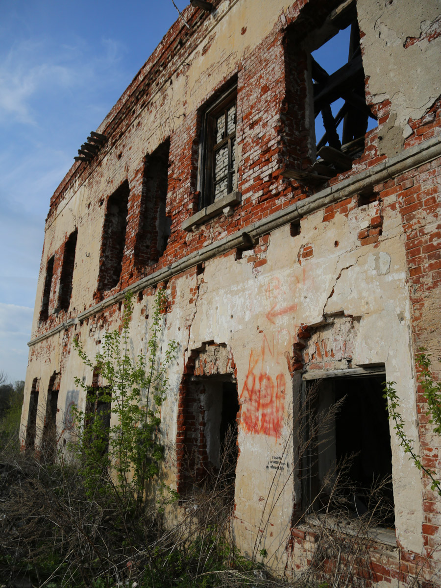 Некогда роскошный купеческий особняк на одной из центральных улиц Мурома теперь напоминает руины. Без реставрации дом Каратыгина начала XIX века канет в небытие довольно скоро. Какой была усадьба, можно представить по описанию, а вот какой стала, нам показала фотограф Ирина Казанцева.