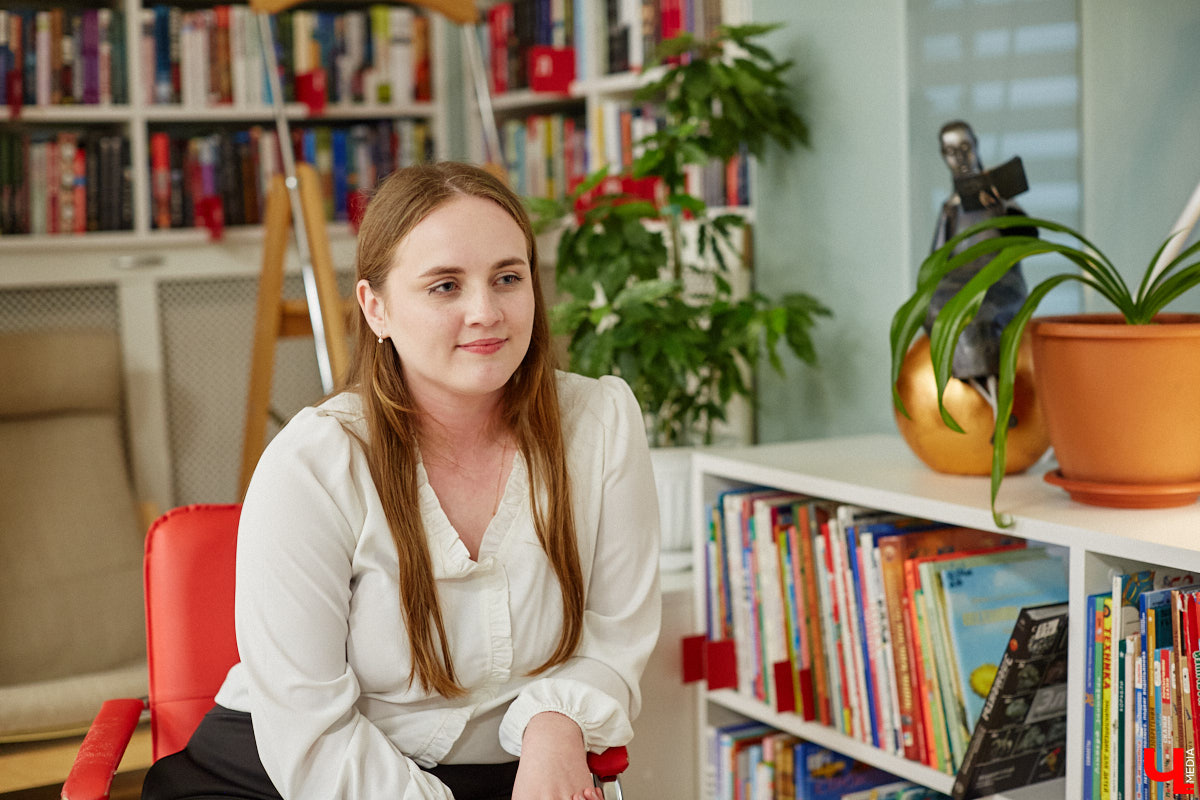 17-летняя Злата Езовских из Собинского района прославилась на всю страну. И все благодаря собственной эрудиции и интеллекту. Девушка победила в популярной телеолимпиаде «Умницы и умники», получив в качестве награды пропуск в МГИМО. Грядущие изменения в судьбе, знакомство с ведущим Юрием Вяземским и атмосферу на съемочной площадке она обсудила с корреспондентом нашего издания.