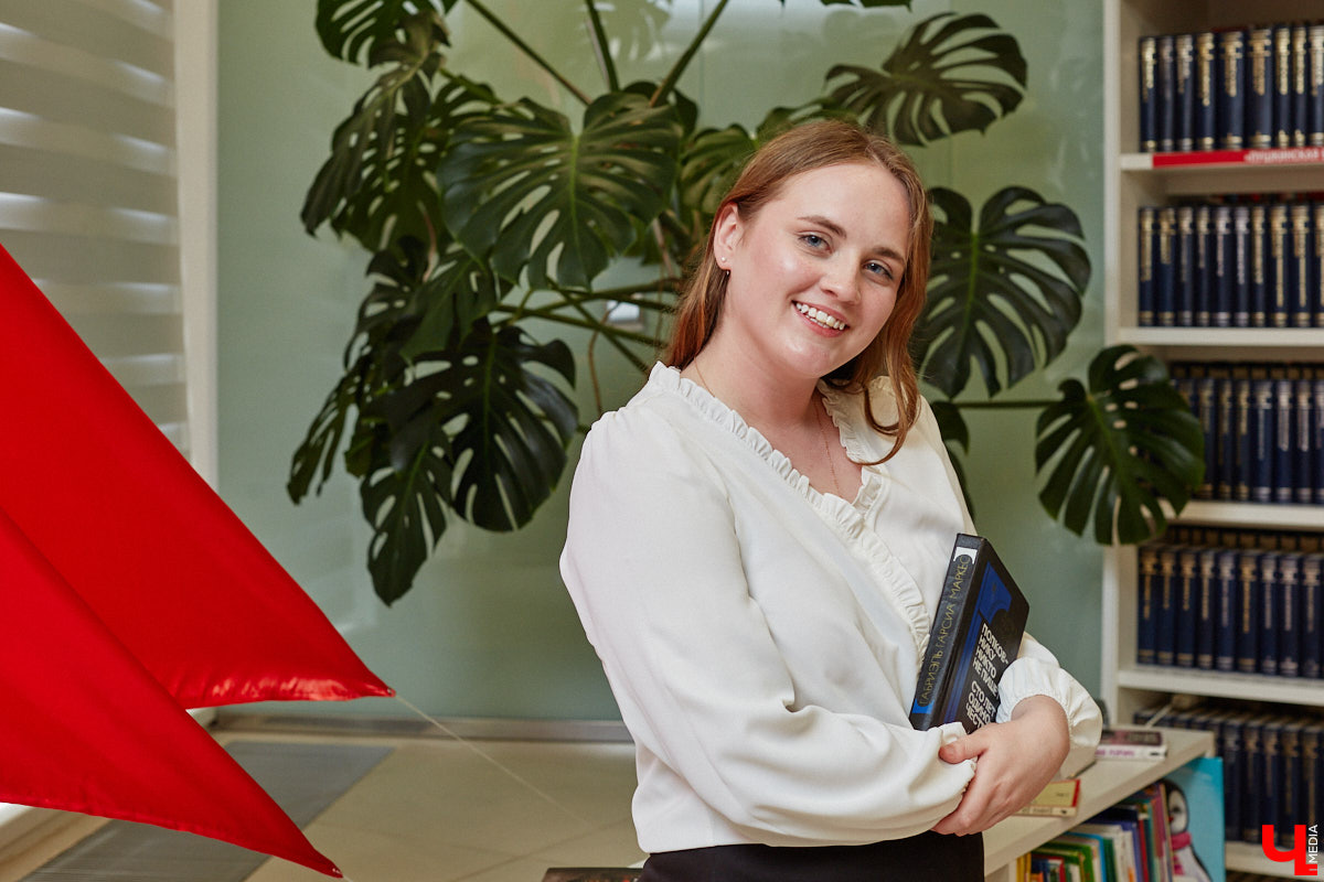 17-летняя Злата Езовских из Собинского района прославилась на всю страну. И все благодаря собственной эрудиции и интеллекту. Девушка победила в популярной телеолимпиаде «Умницы и умники», получив в качестве награды пропуск в МГИМО. Грядущие изменения в судьбе, знакомство с ведущим Юрием Вяземским и атмосферу на съемочной площадке она обсудила с корреспондентом нашего издания.