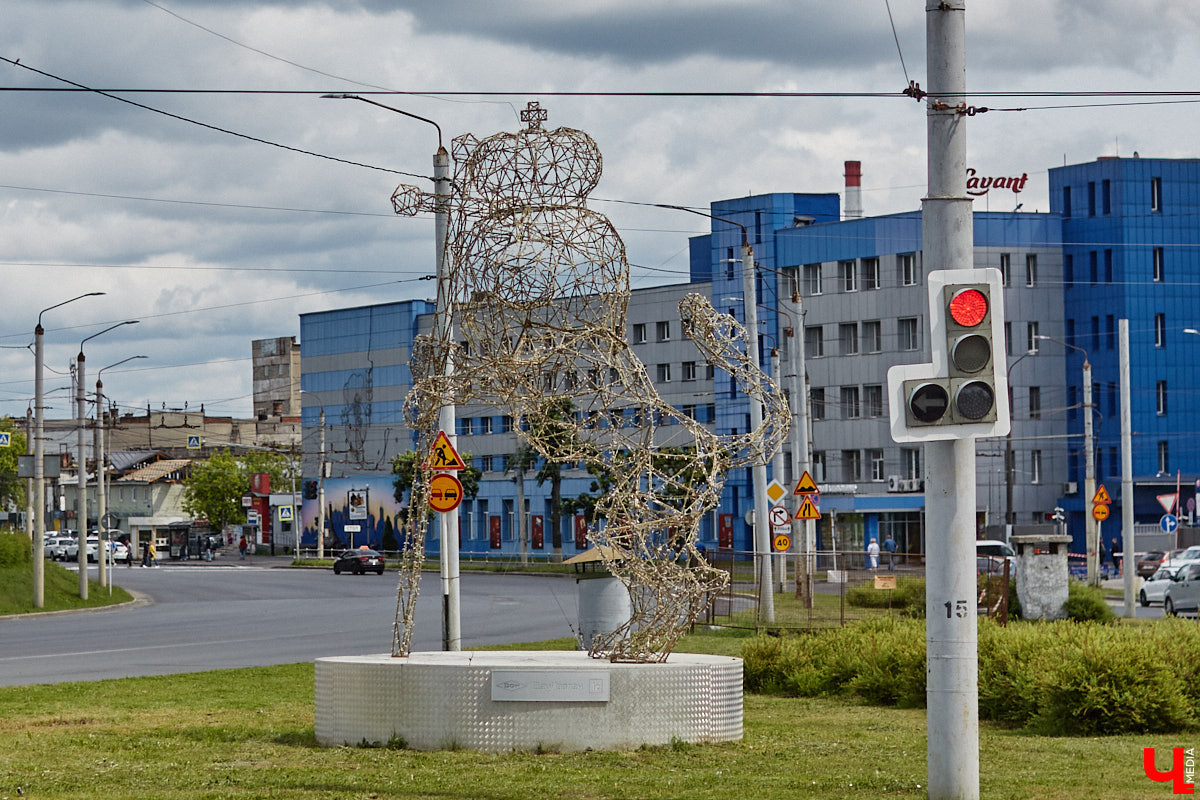 Львы во Владимире повсюду. Неудивительно, ведь гордый хищник – главный страж и символ города. Он смотрит на нас с герба, стен, памятников, арт-объектов. «Ключ-Медиа» решил устроить квест и постарался найти всех зверей в разных обличьях на улицах областной столицы.