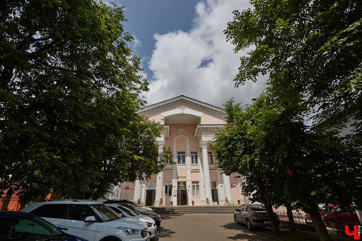 Львы во Владимире повсюду. Неудивительно, ведь гордый хищник – главный страж и символ города. Он смотрит на нас с герба, стен, памятников, арт-объектов. «Ключ-Медиа» решил устроить квест и постарался найти всех зверей в разных обличьях на улицах областной столицы.