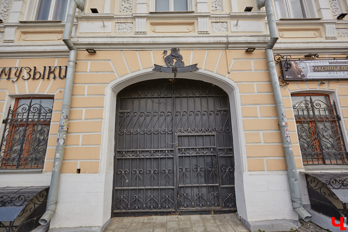 Львы во Владимире повсюду. Неудивительно, ведь гордый хищник – главный страж и символ города. Он смотрит на нас с герба, стен, памятников, арт-объектов. «Ключ-Медиа» решил устроить квест и постарался найти всех зверей в разных обличьях на улицах областной столицы.