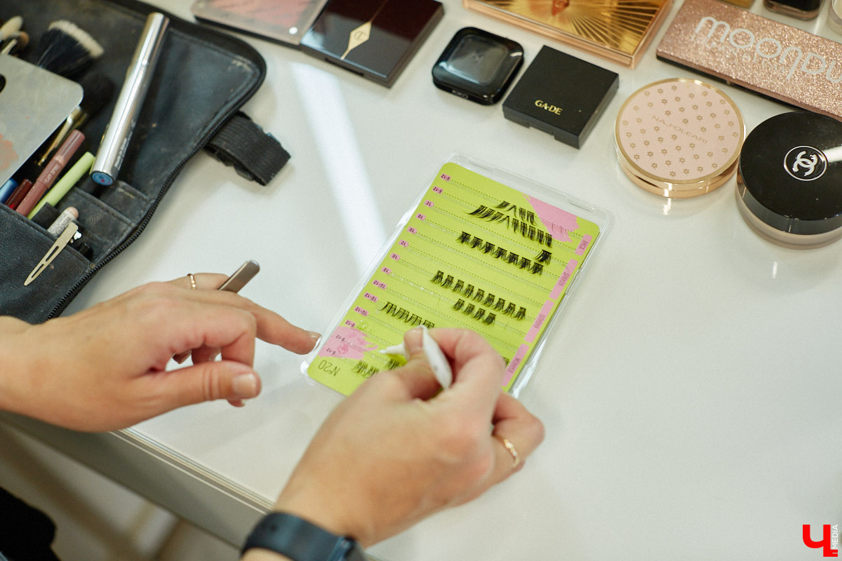 Со дня на день во Владимире прогремят выпускные. Уверены, вчерашние школьницы наверняка потратят немало времени на праздничный макияж. Он должен выгодно подчеркивать достоинства и в то же время быть трендовым. Это мечта как современных девушек, так и их предшественниц из девяностых и нулевых. С помощью визажиста Ирины Фролкиной и модели Алисы Фортунатовой мы попытались сравнить, как изменились каноны красоты за последние 20 и 30 лет.