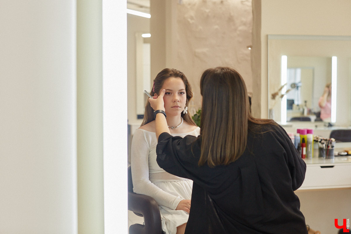 Со дня на день во Владимире прогремят выпускные. Уверены, вчерашние школьницы наверняка потратят немало времени на праздничный макияж. Он должен выгодно подчеркивать достоинства и в то же время быть трендовым. Это мечта как современных девушек, так и их предшественниц из девяностых и нулевых. С помощью визажиста Ирины Фролкиной и модели Алисы Фортунатовой мы попытались сравнить, как изменились каноны красоты за последние 20 и 30 лет.