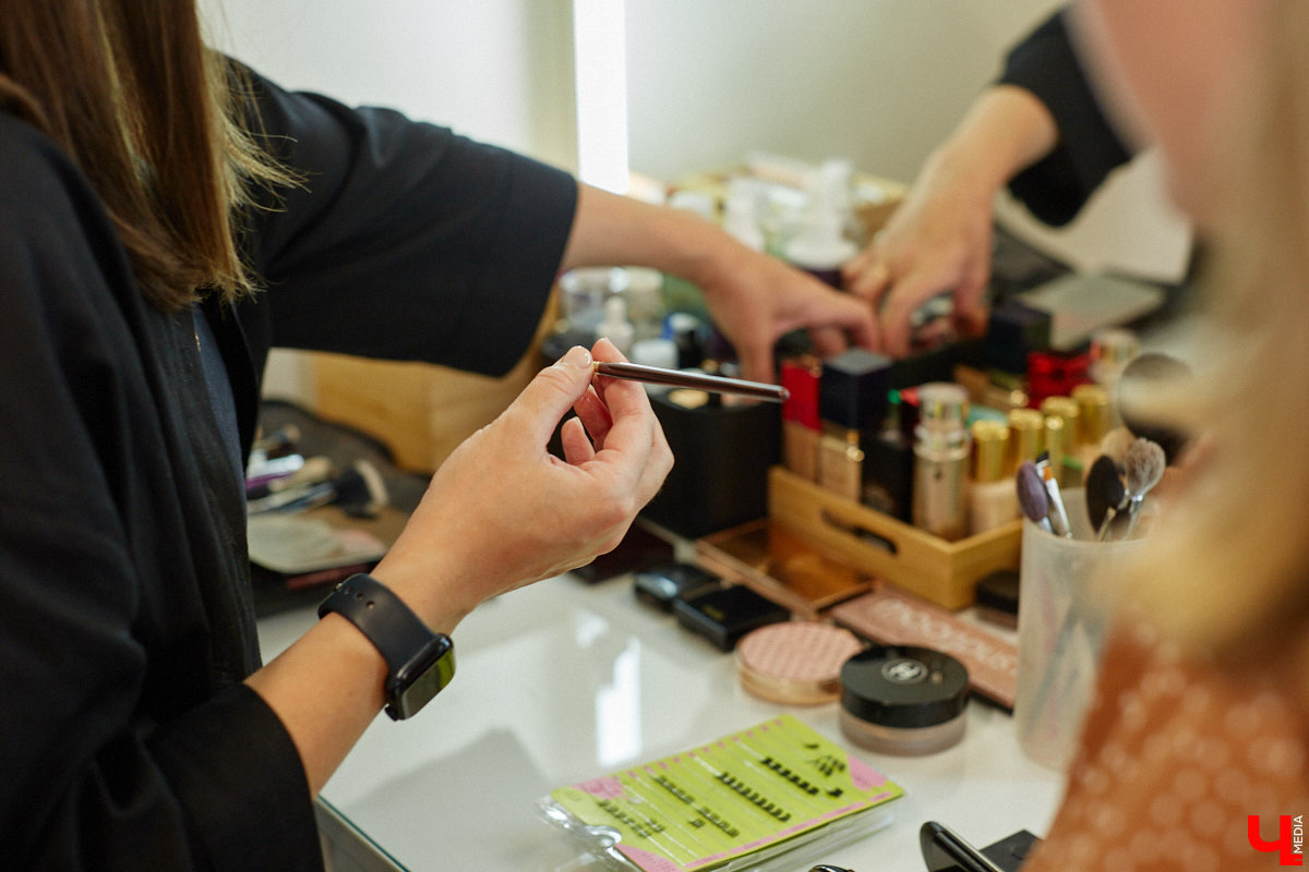 Со дня на день во Владимире прогремят выпускные. Уверены, вчерашние школьницы наверняка потратят немало времени на праздничный макияж. Он должен выгодно подчеркивать достоинства и в то же время быть трендовым. Это мечта как современных девушек, так и их предшественниц из девяностых и нулевых. С помощью визажиста Ирины Фролкиной и модели Алисы Фортунатовой мы попытались сравнить, как изменились каноны красоты за последние 20 и 30 лет.