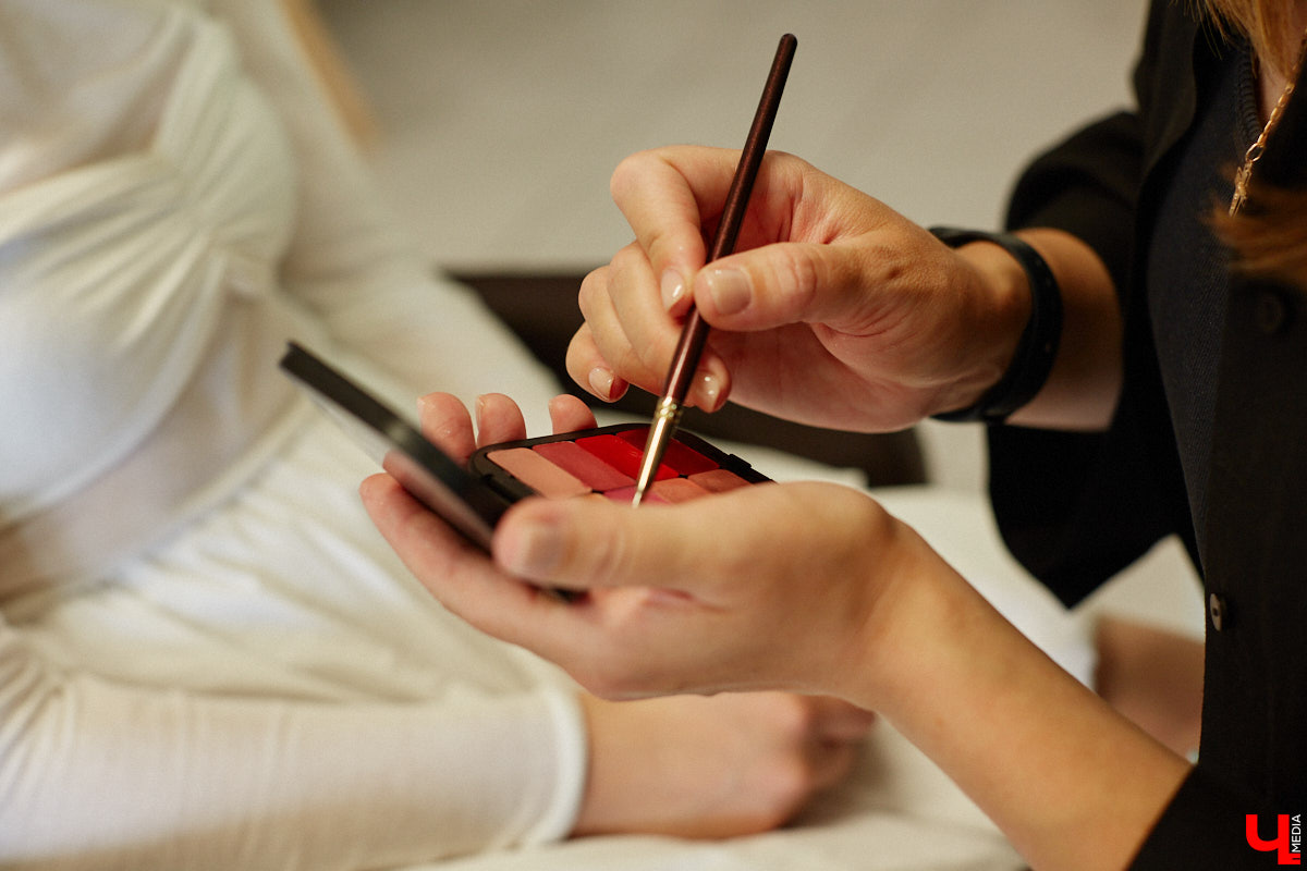 Со дня на день во Владимире прогремят выпускные. Уверены, вчерашние школьницы наверняка потратят немало времени на праздничный макияж. Он должен выгодно подчеркивать достоинства и в то же время быть трендовым. Это мечта как современных девушек, так и их предшественниц из девяностых и нулевых. С помощью визажиста Ирины Фролкиной и модели Алисы Фортунатовой мы попытались сравнить, как изменились каноны красоты за последние 20 и 30 лет.