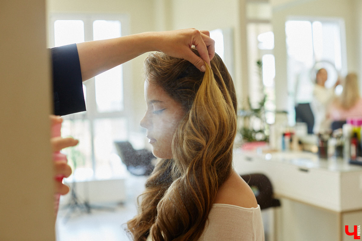 Со дня на день во Владимире прогремят выпускные. Уверены, вчерашние школьницы наверняка потратят немало времени на праздничный макияж. Он должен выгодно подчеркивать достоинства и в то же время быть трендовым. Это мечта как современных девушек, так и их предшественниц из девяностых и нулевых. С помощью визажиста Ирины Фролкиной и модели Алисы Фортунатовой мы попытались сравнить, как изменились каноны красоты за последние 20 и 30 лет.