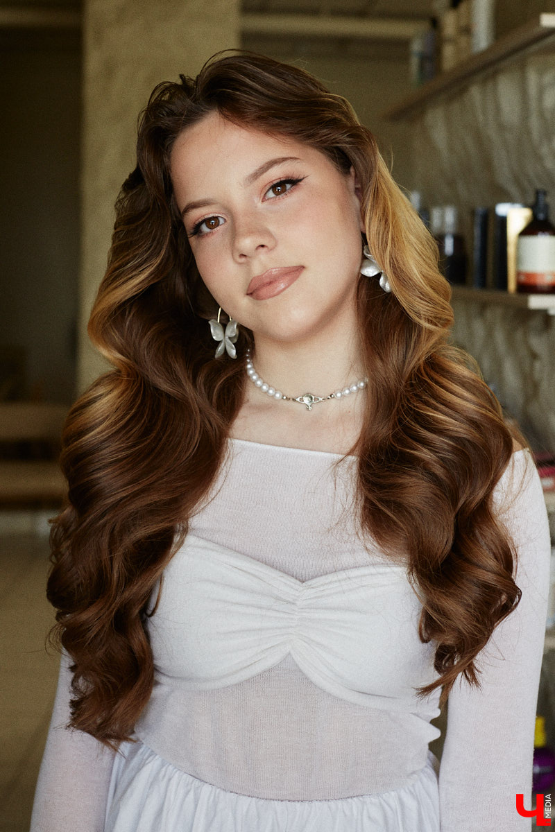 Со дня на день во Владимире прогремят выпускные. Уверены, вчерашние школьницы наверняка потратят немало времени на праздничный макияж. Он должен выгодно подчеркивать достоинства и в то же время быть трендовым. Это мечта как современных девушек, так и их предшественниц из девяностых и нулевых. С помощью визажиста Ирины Фролкиной и модели Алисы Фортунатовой мы попытались сравнить, как изменились каноны красоты за последние 20 и 30 лет.