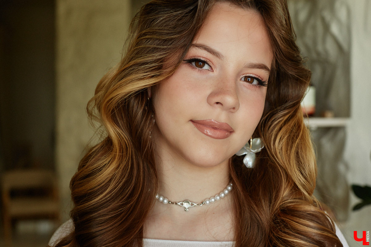 Со дня на день во Владимире прогремят выпускные. Уверены, вчерашние школьницы наверняка потратят немало времени на праздничный макияж. Он должен выгодно подчеркивать достоинства и в то же время быть трендовым. Это мечта как современных девушек, так и их предшественниц из девяностых и нулевых. С помощью визажиста Ирины Фролкиной и модели Алисы Фортунатовой мы попытались сравнить, как изменились каноны красоты за последние 20 и 30 лет.