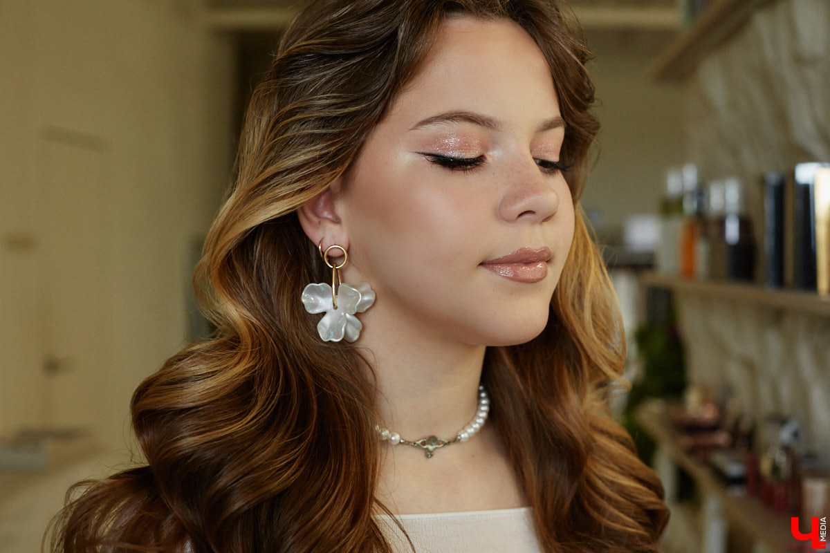 Со дня на день во Владимире прогремят выпускные. Уверены, вчерашние школьницы наверняка потратят немало времени на праздничный макияж. Он должен выгодно подчеркивать достоинства и в то же время быть трендовым. Это мечта как современных девушек, так и их предшественниц из девяностых и нулевых. С помощью визажиста Ирины Фролкиной и модели Алисы Фортунатовой мы попытались сравнить, как изменились каноны красоты за последние 20 и 30 лет.