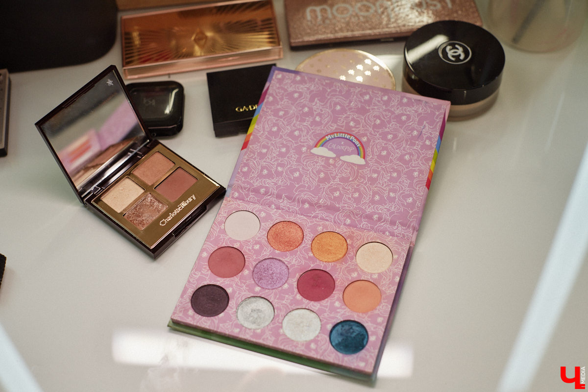 Со дня на день во Владимире прогремят выпускные. Уверены, вчерашние школьницы наверняка потратят немало времени на праздничный макияж. Он должен выгодно подчеркивать достоинства и в то же время быть трендовым. Это мечта как современных девушек, так и их предшественниц из девяностых и нулевых. С помощью визажиста Ирины Фролкиной и модели Алисы Фортунатовой мы попытались сравнить, как изменились каноны красоты за последние 20 и 30 лет.