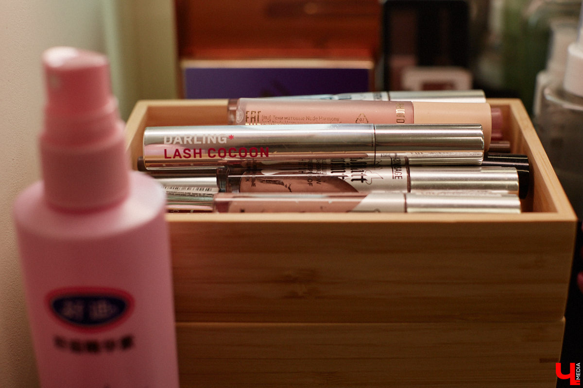 Со дня на день во Владимире прогремят выпускные. Уверены, вчерашние школьницы наверняка потратят немало времени на праздничный макияж. Он должен выгодно подчеркивать достоинства и в то же время быть трендовым. Это мечта как современных девушек, так и их предшественниц из девяностых и нулевых. С помощью визажиста Ирины Фролкиной и модели Алисы Фортунатовой мы попытались сравнить, как изменились каноны красоты за последние 20 и 30 лет.