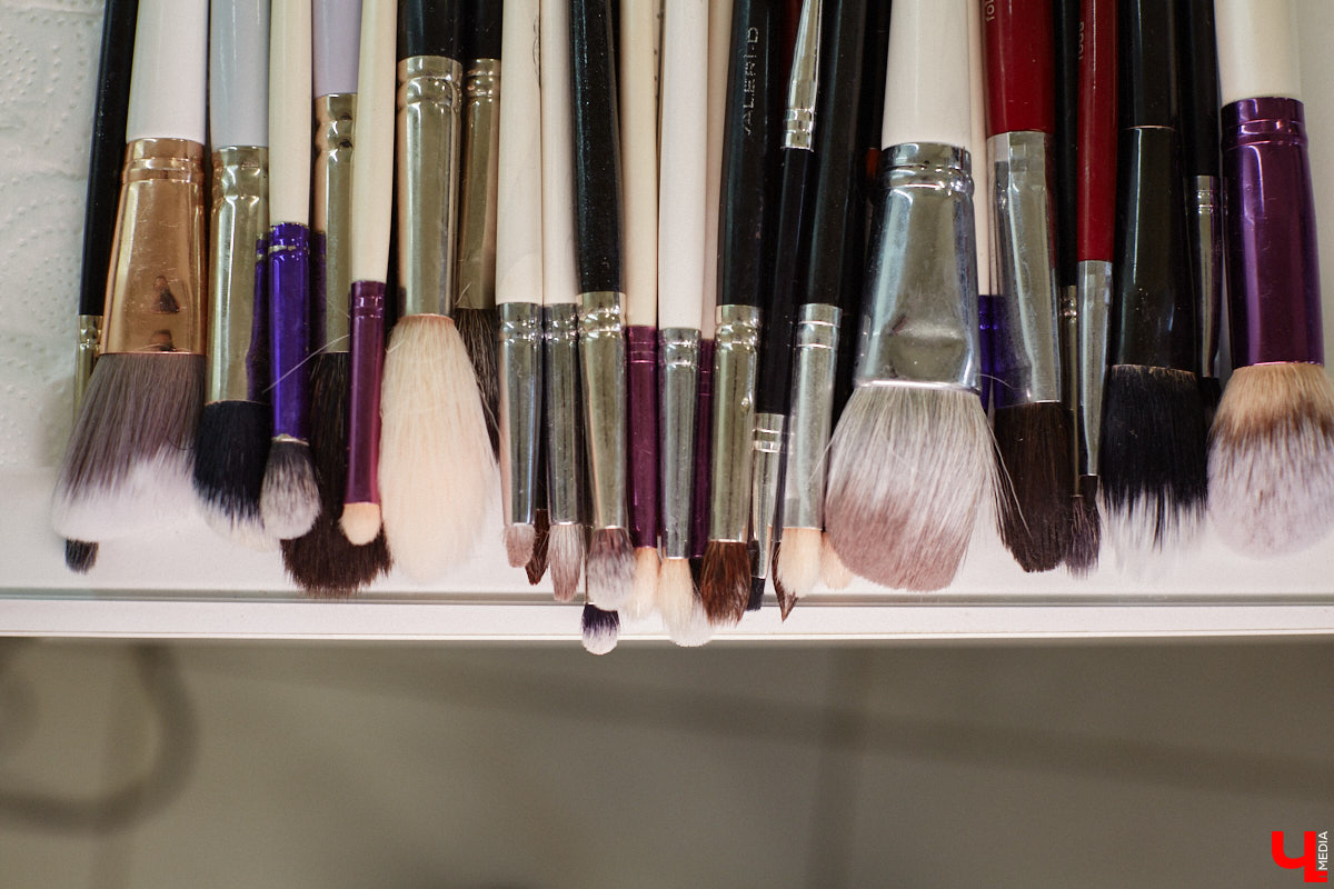 Со дня на день во Владимире прогремят выпускные. Уверены, вчерашние школьницы наверняка потратят немало времени на праздничный макияж. Он должен выгодно подчеркивать достоинства и в то же время быть трендовым. Это мечта как современных девушек, так и их предшественниц из девяностых и нулевых. С помощью визажиста Ирины Фролкиной и модели Алисы Фортунатовой мы попытались сравнить, как изменились каноны красоты за последние 20 и 30 лет.