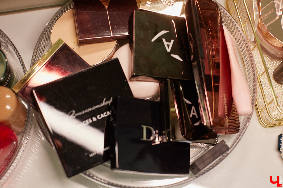 Со дня на день во Владимире прогремят выпускные. Уверены, вчерашние школьницы наверняка потратят немало времени на праздничный макияж. Он должен выгодно подчеркивать достоинства и в то же время быть трендовым. Это мечта как современных девушек, так и их предшественниц из девяностых и нулевых. С помощью визажиста Ирины Фролкиной и модели Алисы Фортунатовой мы попытались сравнить, как изменились каноны красоты за последние 20 и 30 лет.