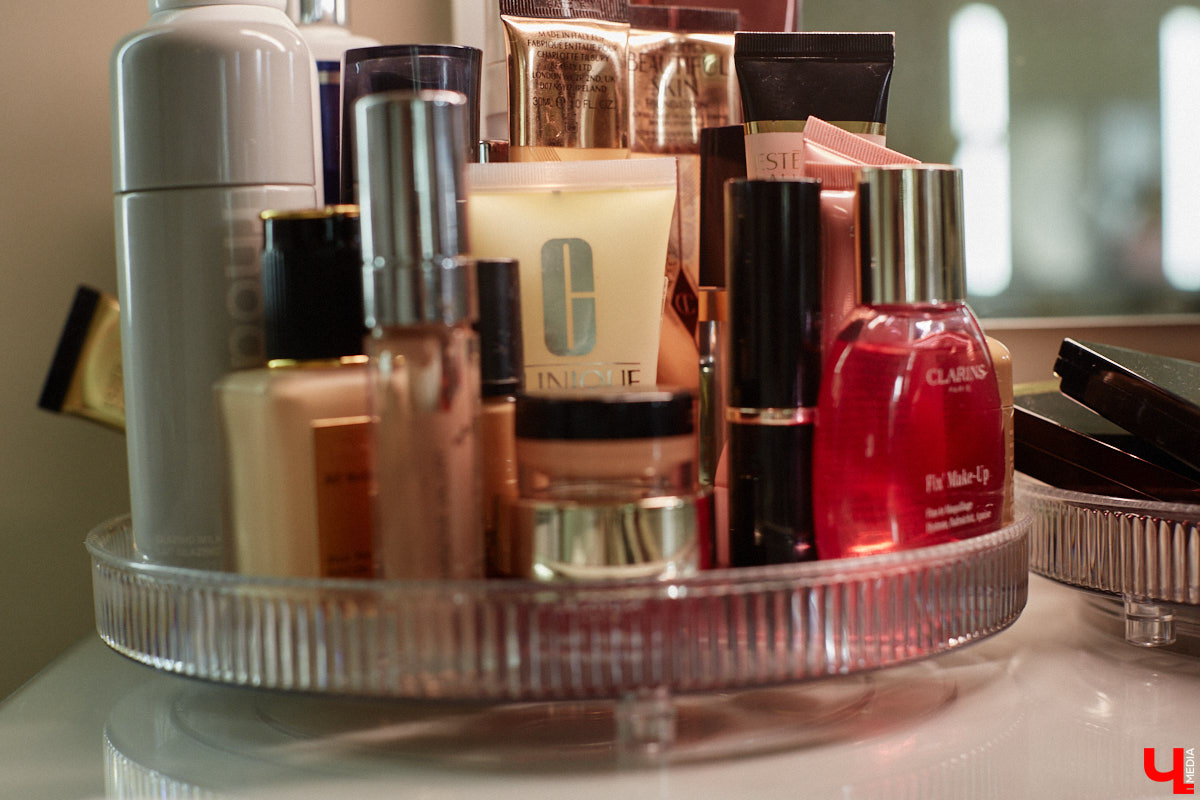 Со дня на день во Владимире прогремят выпускные. Уверены, вчерашние школьницы наверняка потратят немало времени на праздничный макияж. Он должен выгодно подчеркивать достоинства и в то же время быть трендовым. Это мечта как современных девушек, так и их предшественниц из девяностых и нулевых. С помощью визажиста Ирины Фролкиной и модели Алисы Фортунатовой мы попытались сравнить, как изменились каноны красоты за последние 20 и 30 лет.