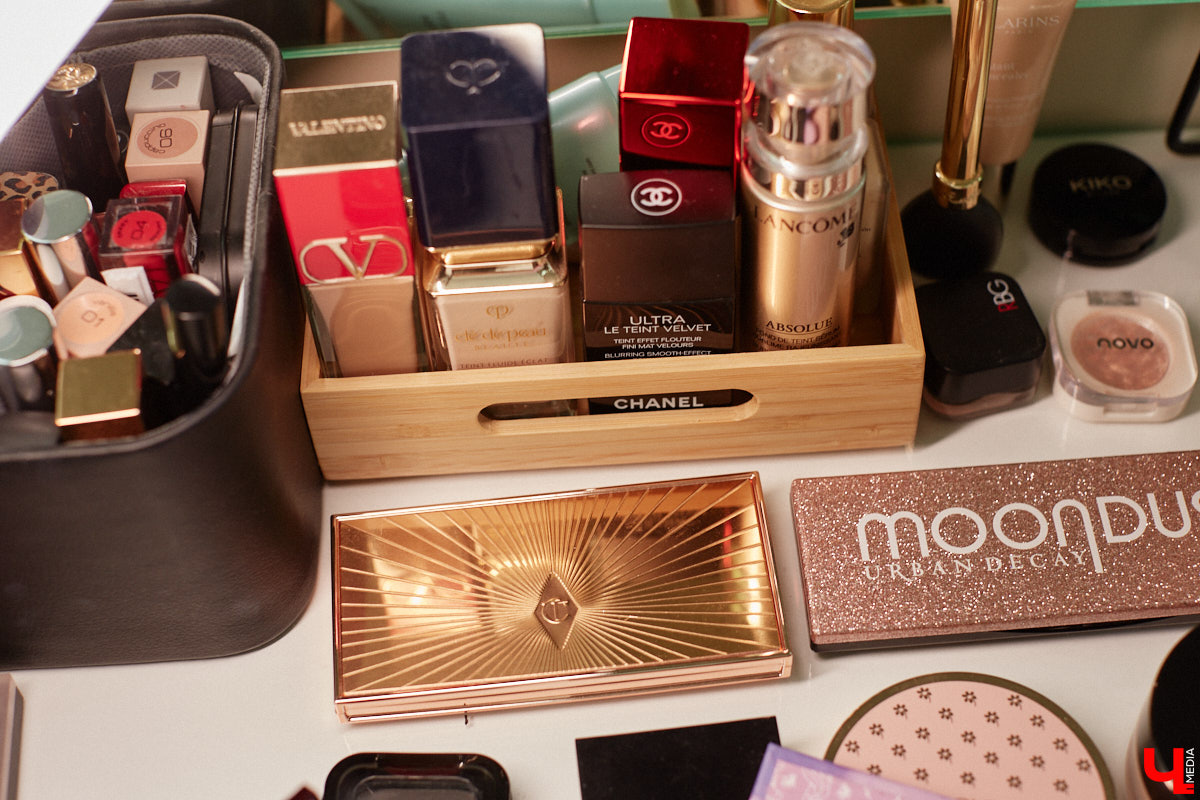 Со дня на день во Владимире прогремят выпускные. Уверены, вчерашние школьницы наверняка потратят немало времени на праздничный макияж. Он должен выгодно подчеркивать достоинства и в то же время быть трендовым. Это мечта как современных девушек, так и их предшественниц из девяностых и нулевых. С помощью визажиста Ирины Фролкиной и модели Алисы Фортунатовой мы попытались сравнить, как изменились каноны красоты за последние 20 и 30 лет.