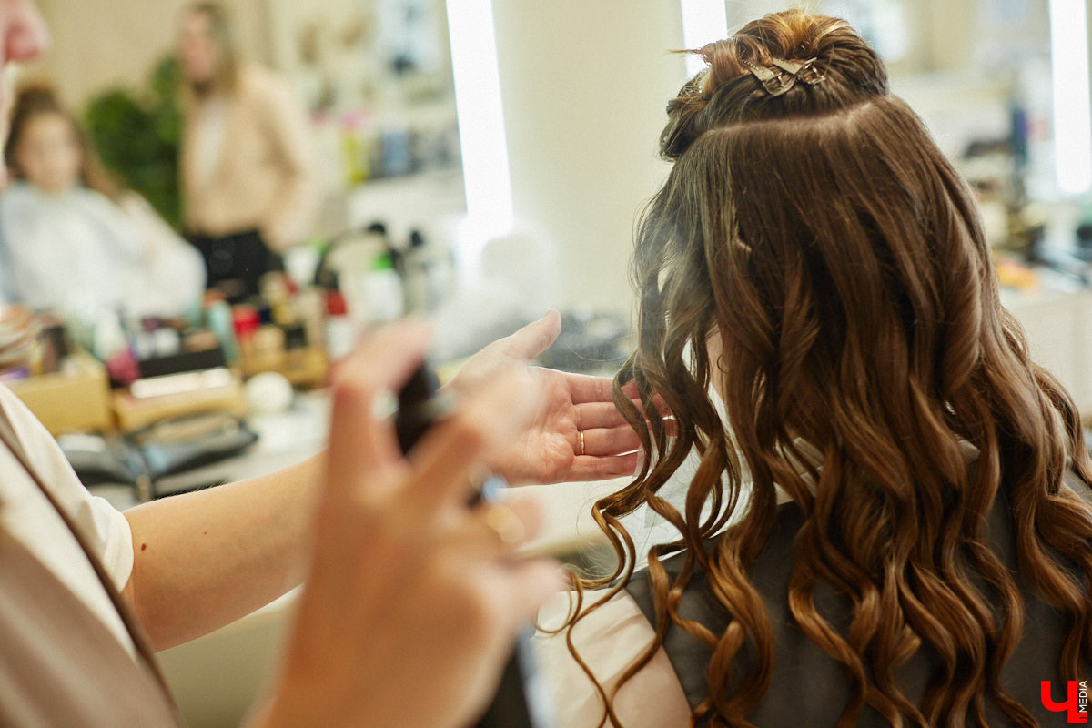 Со дня на день во Владимире прогремят выпускные. Уверены, вчерашние школьницы наверняка потратят немало времени на праздничный макияж. Он должен выгодно подчеркивать достоинства и в то же время быть трендовым. Это мечта как современных девушек, так и их предшественниц из девяностых и нулевых. С помощью визажиста Ирины Фролкиной и модели Алисы Фортунатовой мы попытались сравнить, как изменились каноны красоты за последние 20 и 30 лет.