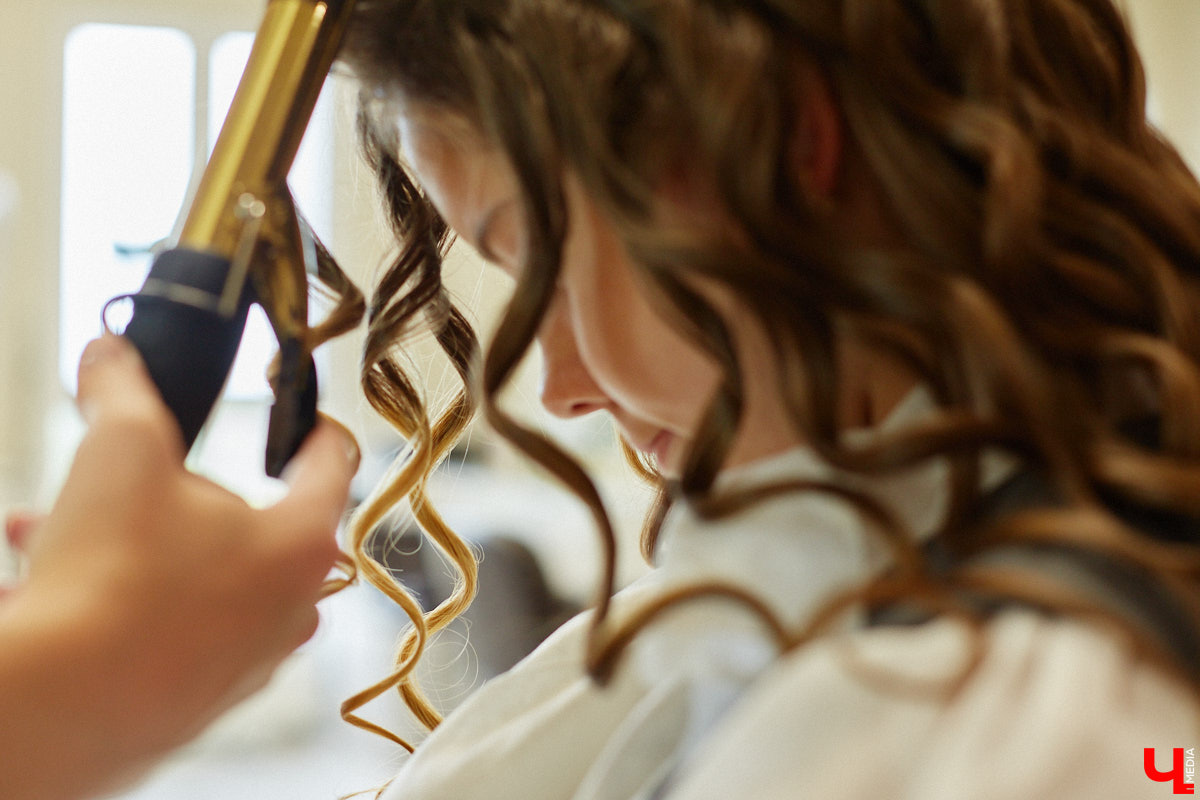 Со дня на день во Владимире прогремят выпускные. Уверены, вчерашние школьницы наверняка потратят немало времени на праздничный макияж. Он должен выгодно подчеркивать достоинства и в то же время быть трендовым. Это мечта как современных девушек, так и их предшественниц из девяностых и нулевых. С помощью визажиста Ирины Фролкиной и модели Алисы Фортунатовой мы попытались сравнить, как изменились каноны красоты за последние 20 и 30 лет.